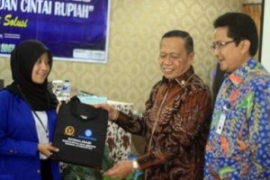 Anggota DPR RI Amin Santono saat memberikan cinderamata usai kegiatan.